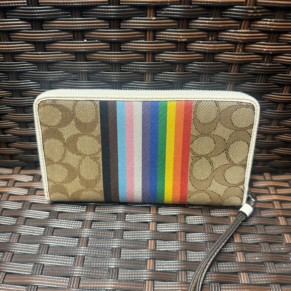 coach Dempsey Large Phone Wallet In Signature Jacquard With Rainbow CJ660 - Picture 3 of 7